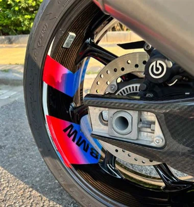 Hoe u velgstickers op een perfecte manier kunt verwijderen